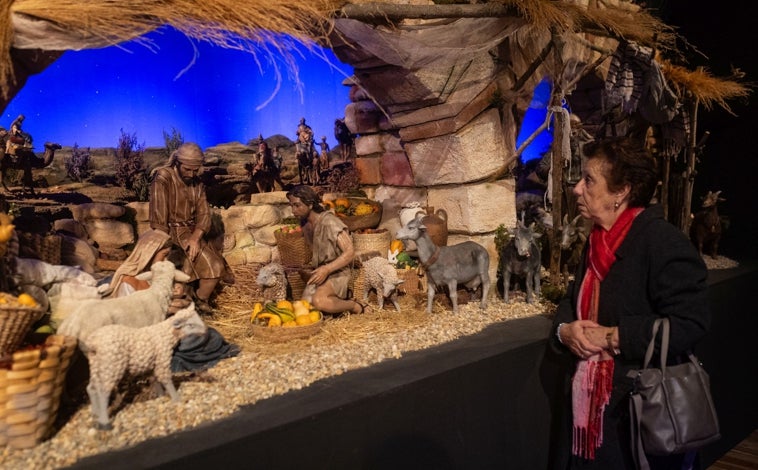 Imagen principal - Arriba, montaje de 'La Morana' en la Iglesia zamorana de La Encarnación. Debajo, belén instalado en la Casa de las Carnicerías, en la capital leonesa, y en el zaguán del Ayuntamiento de Ponferrada, cedido este último por el periodista y belenista Manuel Cachafeiro