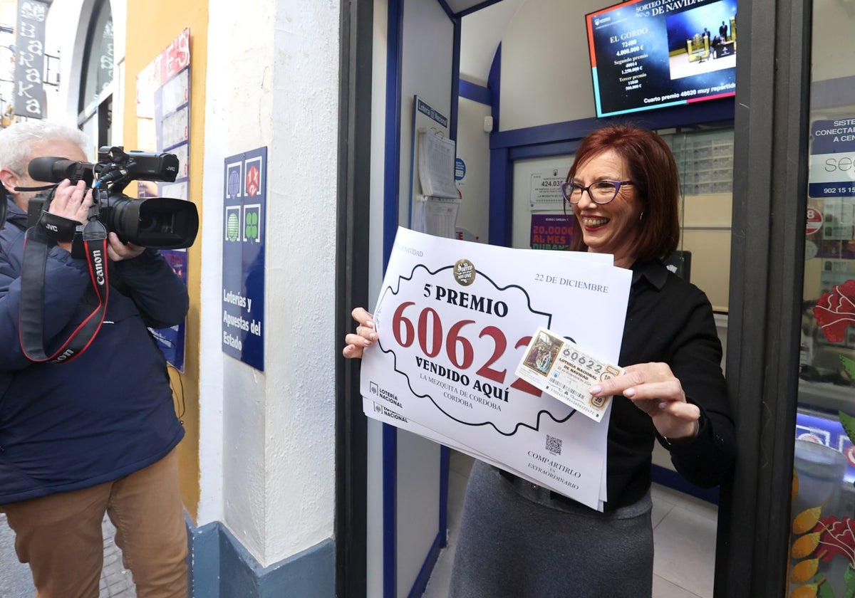 La lotera de la Administración de la calle Manríquez Carmen Montilla muestra el décimo premiado