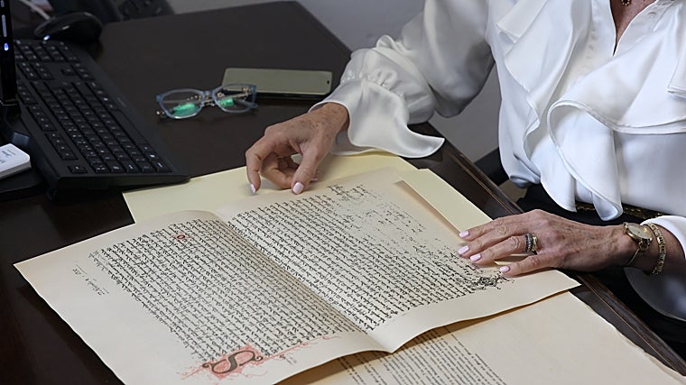 La archivera estudia unos documentos