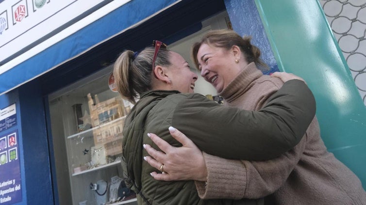 Macarena, premiada con el cuarto premio de la Lotería de Navidad en Málaga: «Este año los Reyes vendrán más cargaditos»