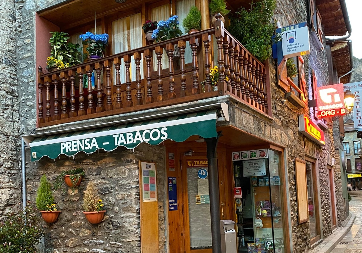 El precioso estanco-librería en Benasque (Huesca) de La Marmota de la Suerte