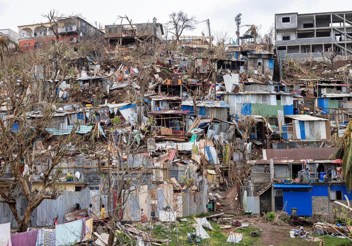 Viviendas dañadas en la ciudad de Mamoudzou, en el territorio francés de Mayotte, en el océano Índico, tras el paso del ciclón Chido por el archipiélago