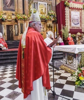 Imagen secundaria 2 - En la imagen superior, de párroco de Santo Tomé, en Toledo, a rector del Seminario Santa Leocadia. Debajo a la izquierda, su primera misa. A la derecha, durante la beatificación de 127 mártires de la persecución religiosa en la diócesis de Córdoba, en la Catedral