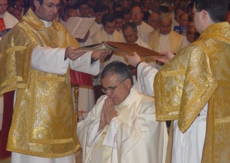 Imagen secundaria 1 - En la imagen superior, el saludo a la diócesis de Córdoba. Debajo, la ordenación episcopal de Tarazona. en el Monasterio de Veruela-Tarazona. A la derecha, su primer destino como vicario parroquial del Buen Pastor