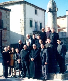 Imagen secundaria 2 - En la imagen superior, el saludo a la diócesis de Córdoba. Debajo, la ordenación episcopal de Tarazona. en el Monasterio de Veruela-Tarazona. A la derecha, su primer destino como vicario parroquial del Buen Pastor