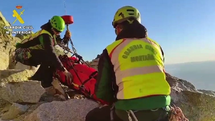 El complicado rescate de una montañera que se cayó y golpeó la cabeza en el abulense Pico Almanzor