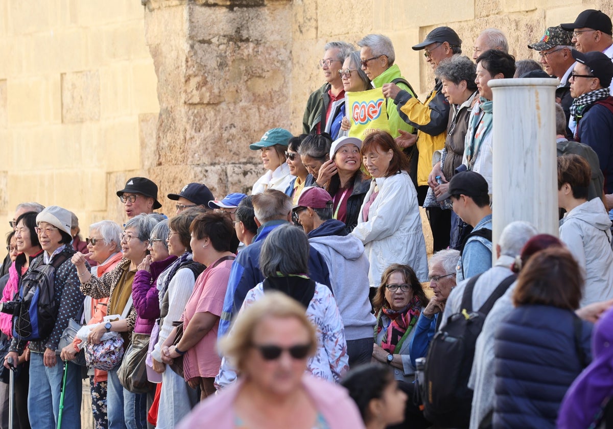 Un grupo de turistas asiáticos en los alrededores de la Mezquita de Córdoba