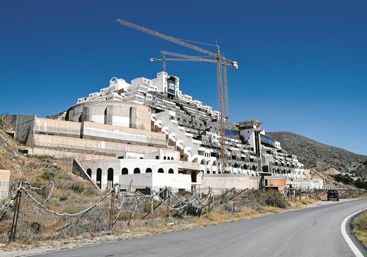 Imagen del estado actual del hotel El Algarrobico, en la localidad almeriense de Carboneras