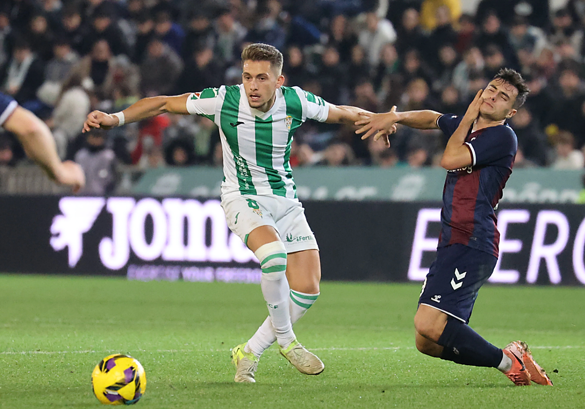 El mediocentro Isma Ruiz durante un partido en El Arcángel