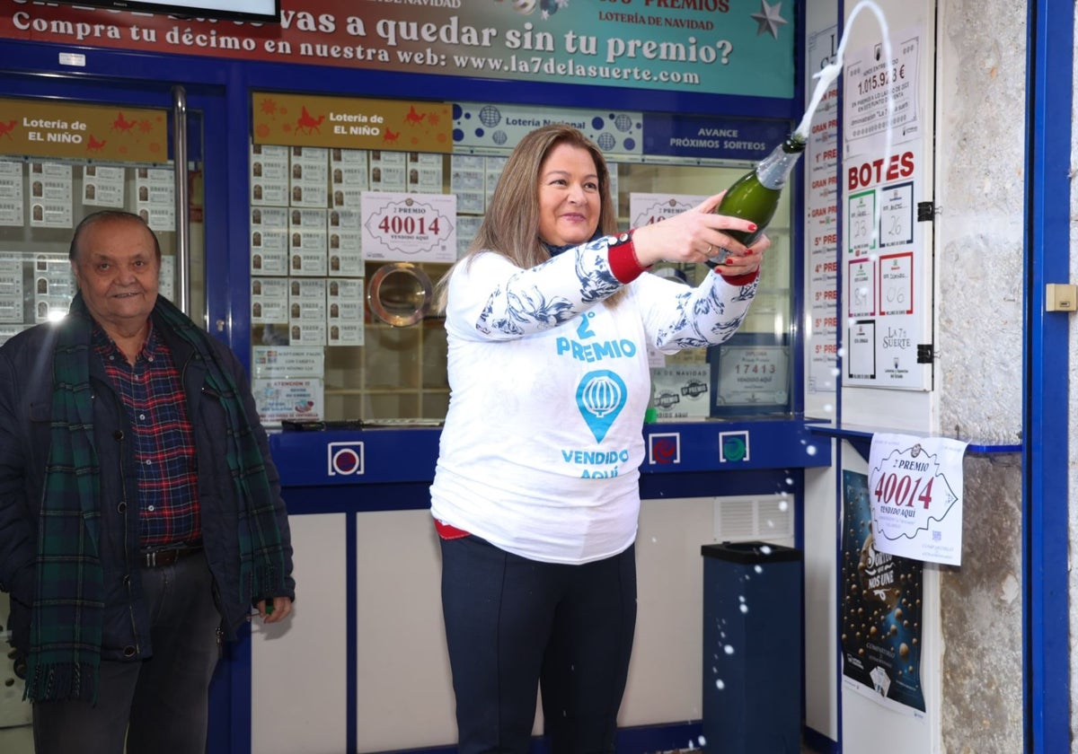 La lotera Esther Samaniego, de la administración vallisoletana 'La Siete de la suerte'. celebra con los periodistas congregados la lluvia de millones