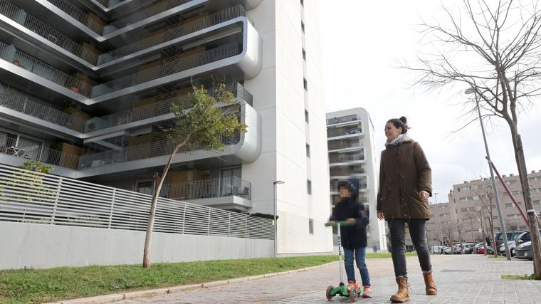 Una mujer pasea con su hijo por el nuevo barrio de Fuente de la Salud (Chinales)