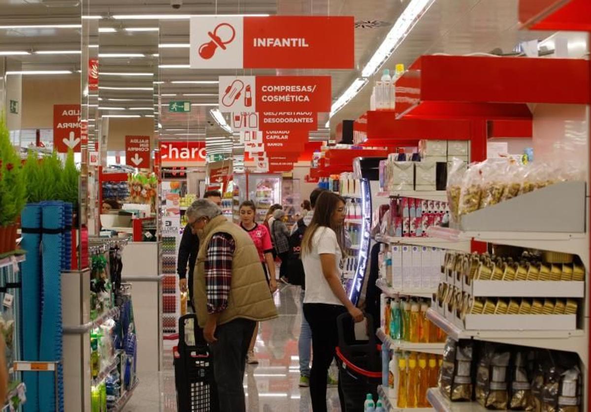 Clientes en un supermercado de la capital cordobesa.