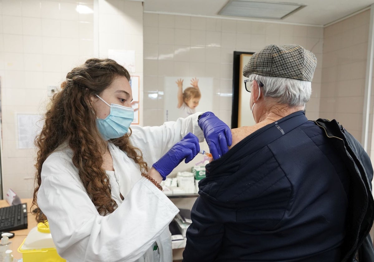 Un hombre recibe su dosis frente a la gripe durante esta campaña de vacunación