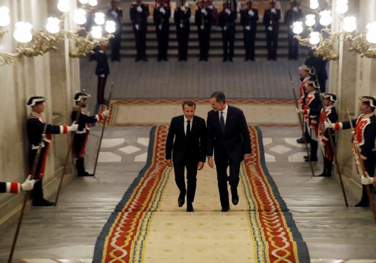 Emmanuel Macron y Felipe VI, durante una cena de gala en Madrid en 2018