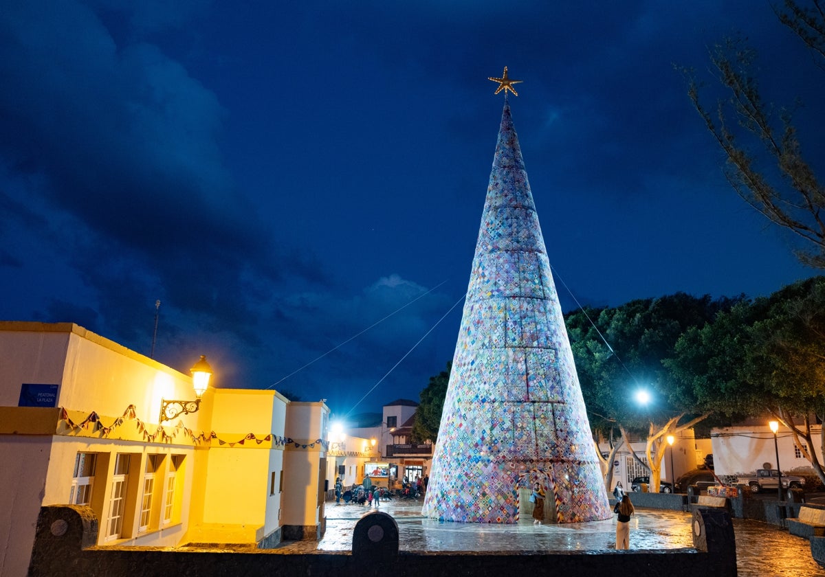 El árbol de navidad de Pájara está tejido a mano por sus mayores y ya alcanza los 25 metros de altura