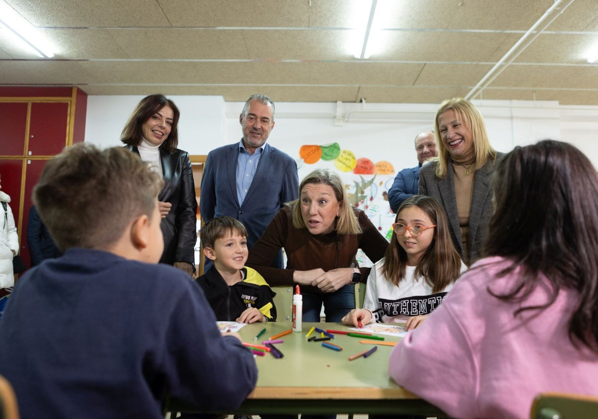 La vicepresidenta de la Junta de Castilla y León y consejera de Familia e Igualdad de Oportunidades, Isabel Blanco, visita en un colegio de Soria a los participantes de Conciliamos Navidad