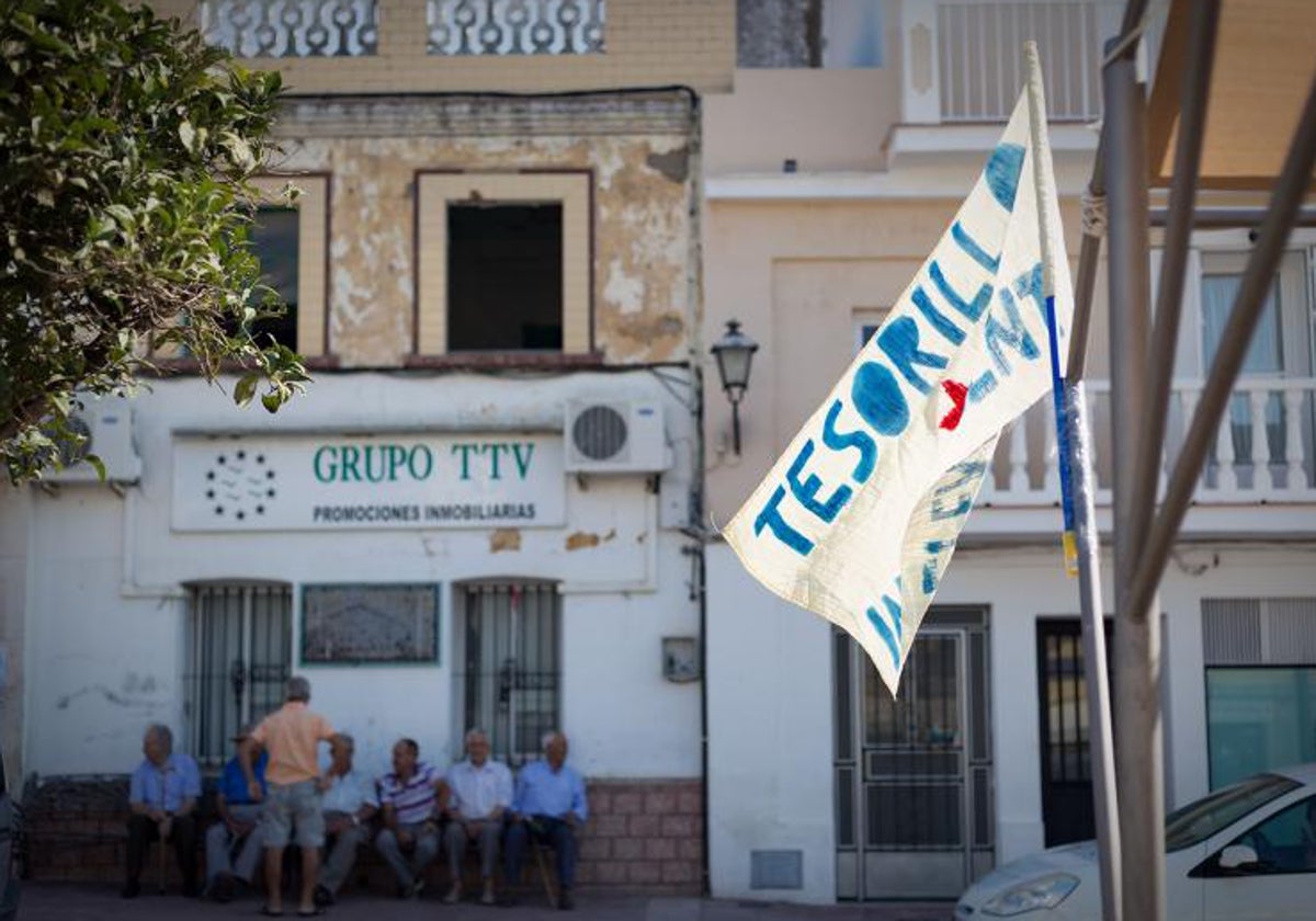 Imagen de vecinos en la plaza de San Martín el Tesorillo