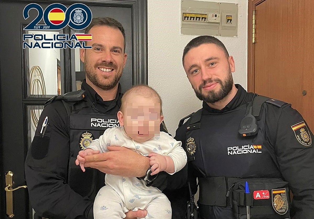 Imagen de los dos policías con el bebé al que salvaron en Alicante