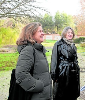 Imagen secundaria 2 - Arriba, el interior de la Casa de Campo de Felipe II. Abajo a la izquierda, una de las rutas. A la derecha, la delegada de Cultura del Ayuntamiento de Madrid, Marta Rivera de la Cruz, junto con las rehabilitadoras de Patrimonio, en la visita a este palacio con ABC