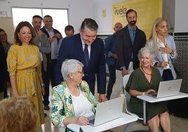 El consejero Antonio Sanz, durante una visita a un Punto Vuela