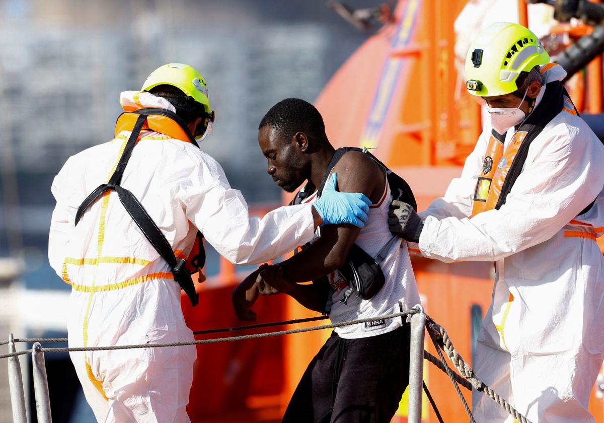 Un inmigrante rescatado frente a las costas de Canarias y llevado al puerto de Arguineguín, en Gran Canaria