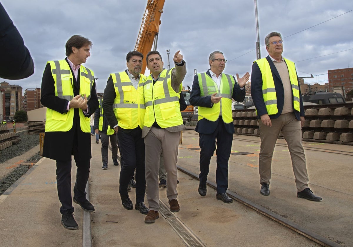 Imagen de la visita del presidente de la Generalitat, Carlos Mazón, este jueves, a las obras de la Estación Central de Alicante y el parking alternativo de Adif