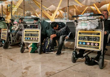 Los sintecho que viven disfrazados de pasajeros en Barajas