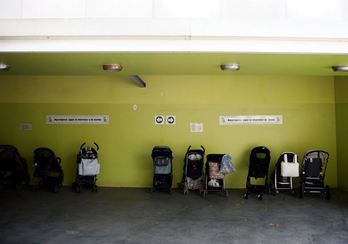 Imagen de archivo de carritos de bebé en una escuela infantil