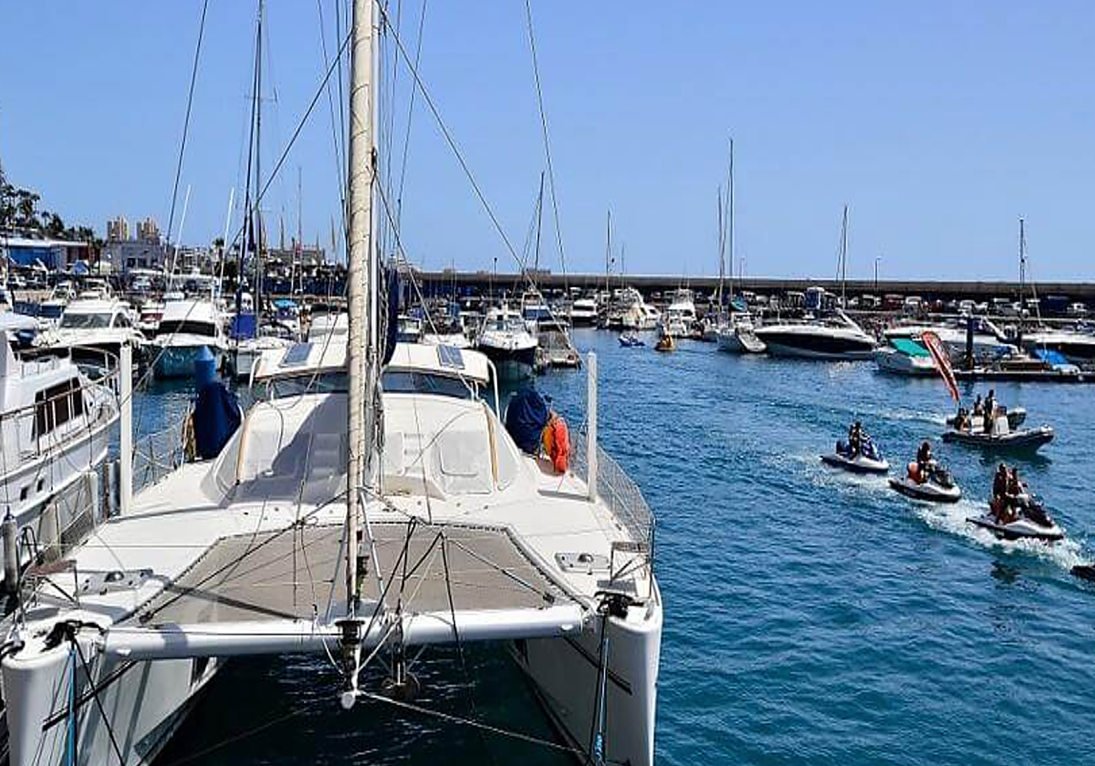 Foto de archivo de actividad náutica en Puerto Colón