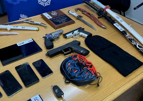 Secondary image 1 - Among the objects seized there are also three simulated pistols, two katanas, knives and razors, as well as a mask and a balaclava