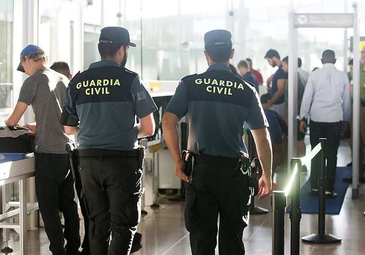 Guardias civiles en el aeropuerto de Barcelona