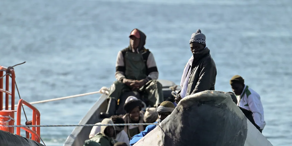 Dos nuevos cayucos en El Hierro elevan el número de migrantes rescatados a más de 450 en 24 horas