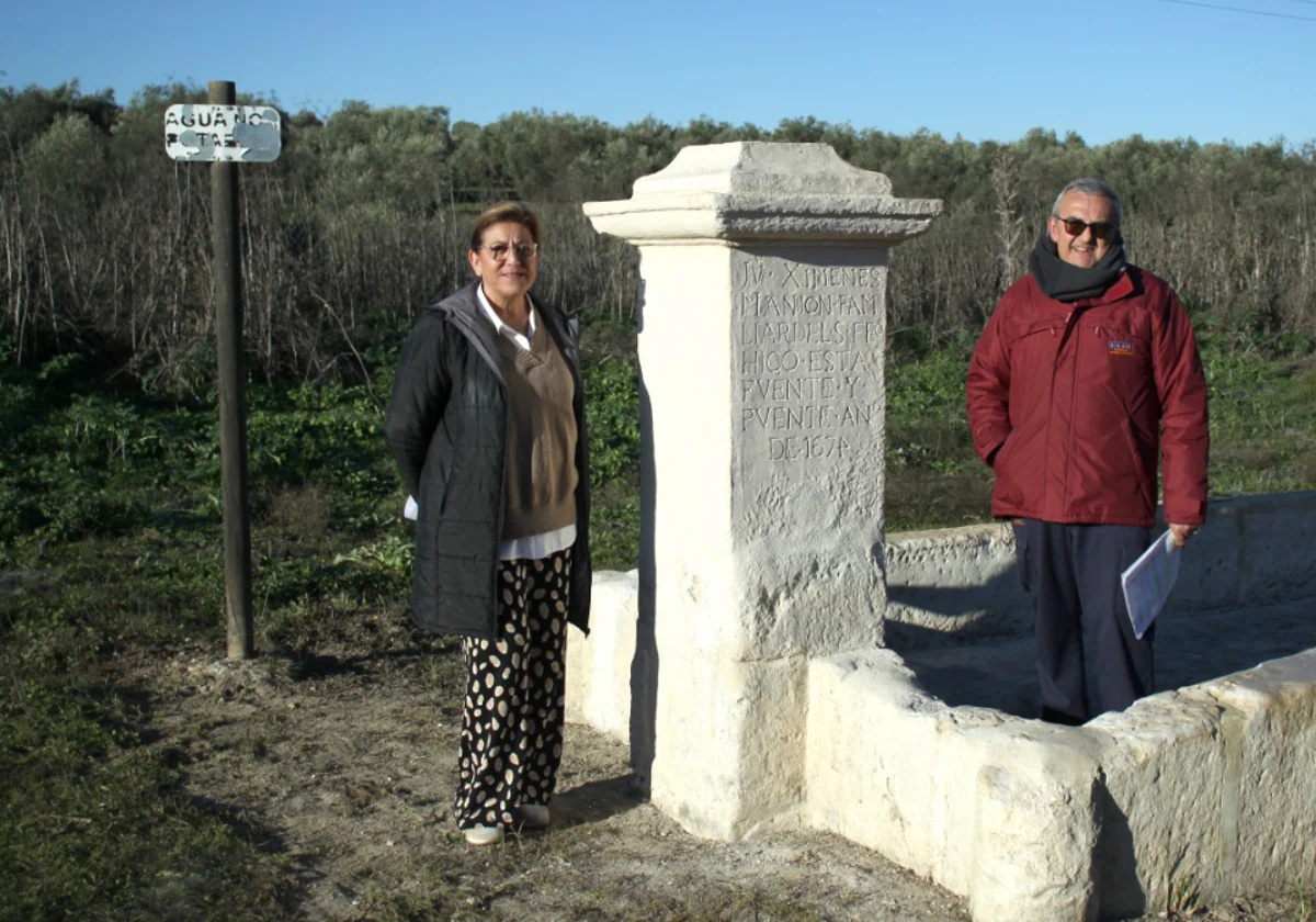 Autoridades locales junto al pilón