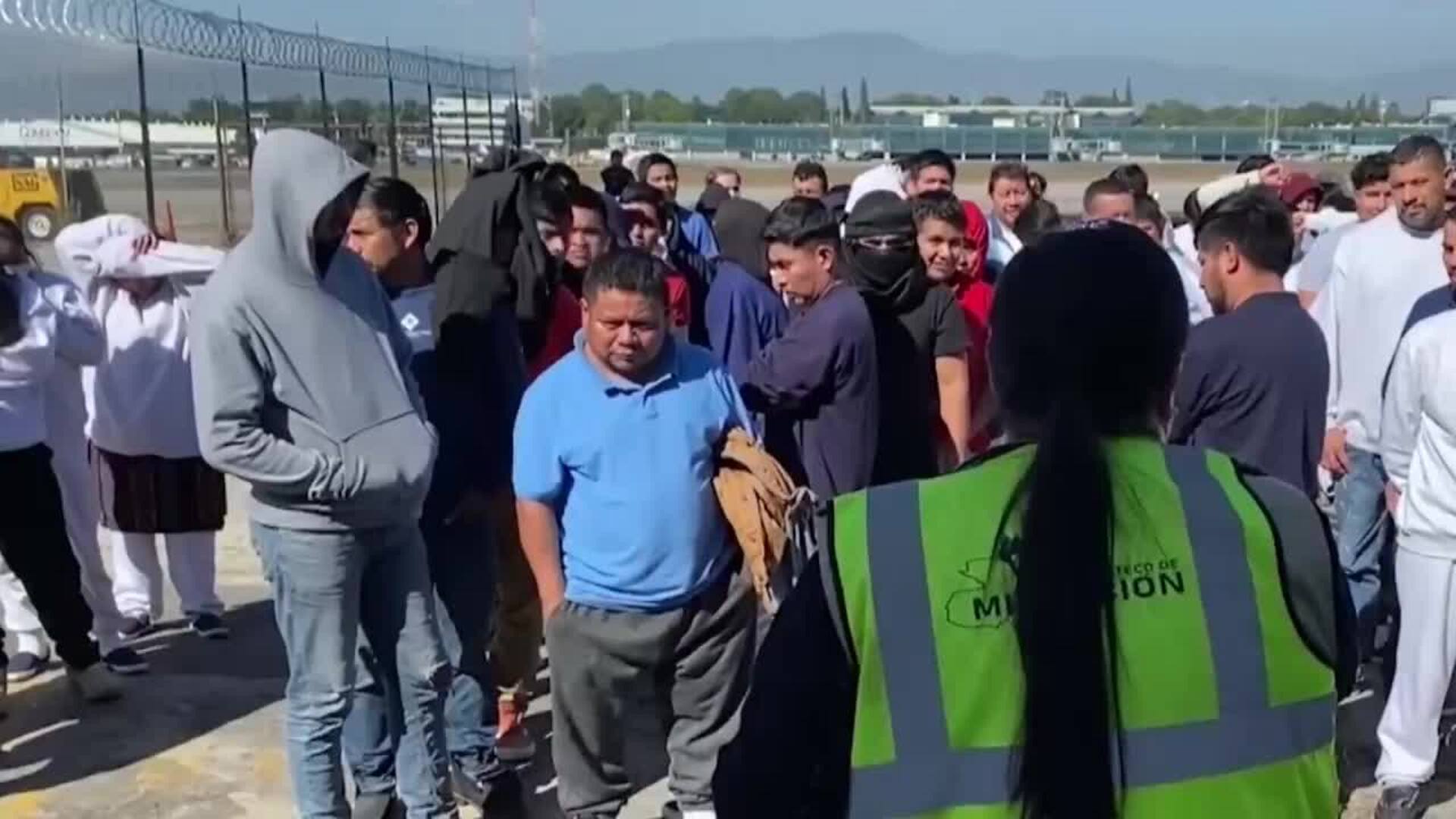 Los últimos deportados de 2024 arriban a Guatemala desde EE.UU. con miedo a Donald Trump
