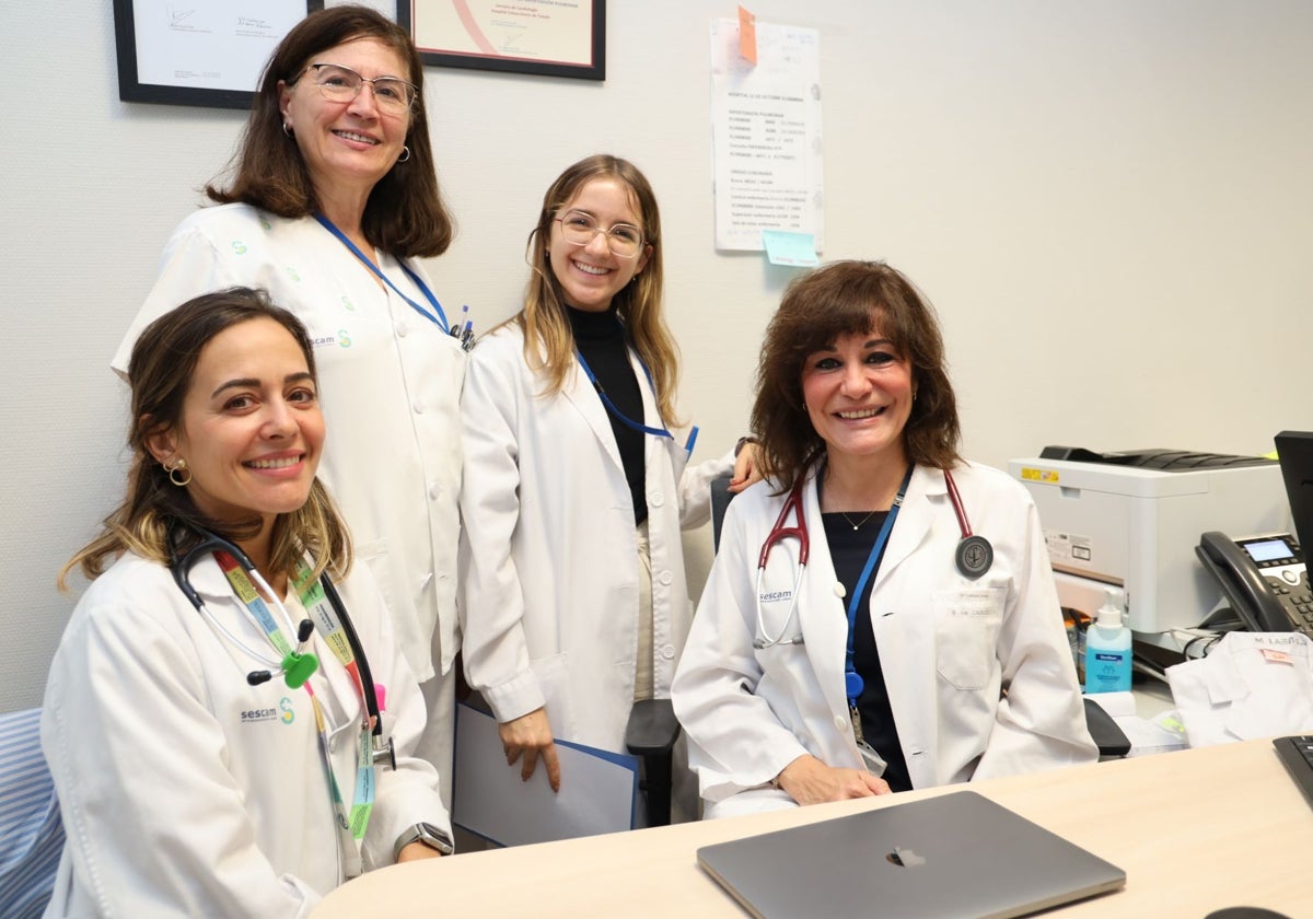 María Lázaro, sentida a la derecha, junto al equipo de la unidad de Hipertensión Pulmonar