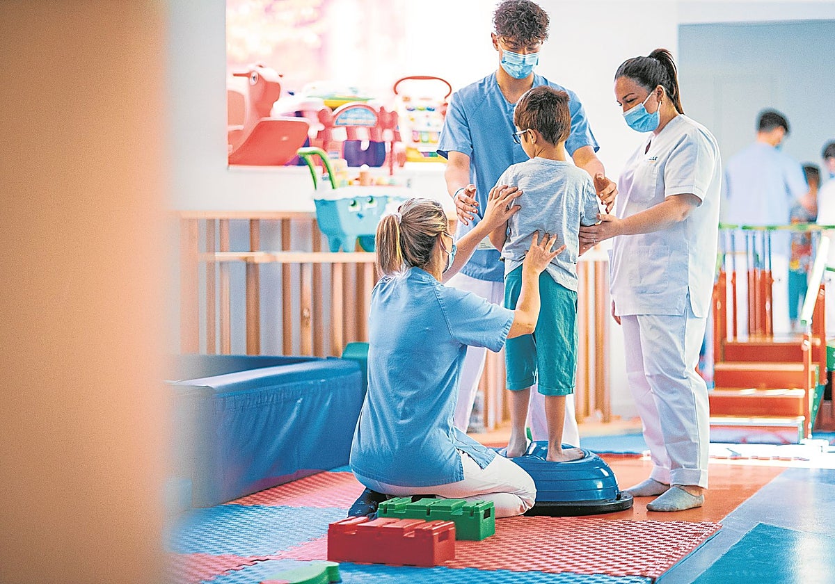 Atención a un paciente en la Unidad de Terapias Funcionales del Hospital Niño Jesús