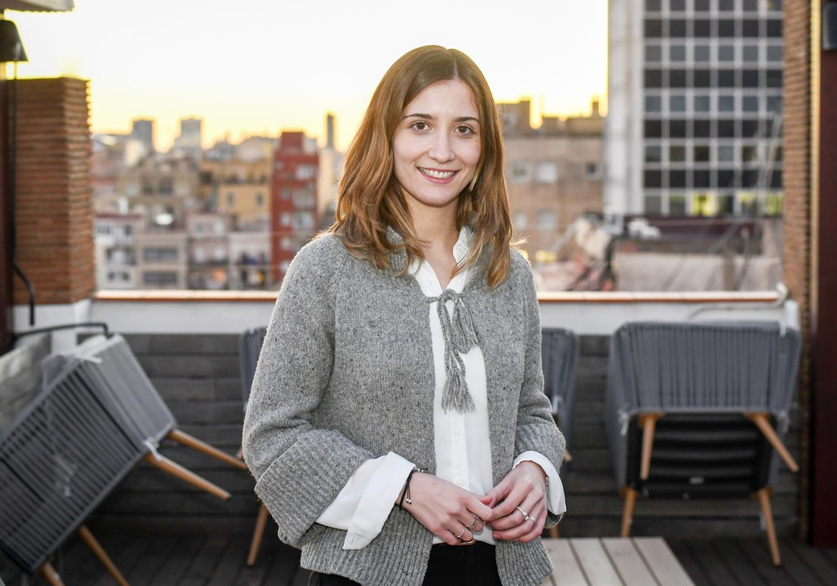 Júlia Calvet, posando para ABC después de la entrevista