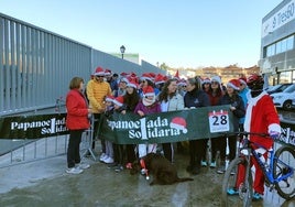 Ávila se llena de gorros rojos y sonrisas en una edición de «éxito» de la Papanoelada Solidaria