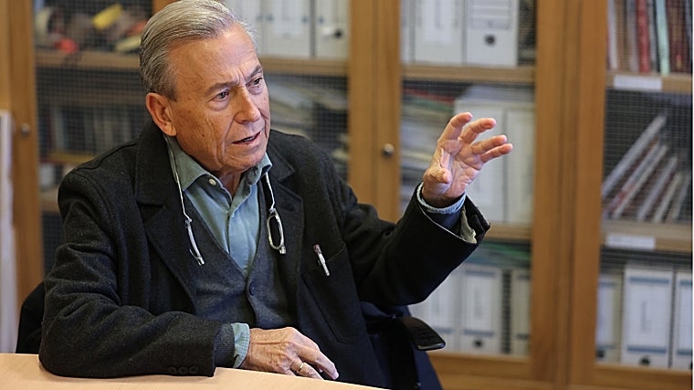 El entrevistado gesticula durante su conversación con ABC