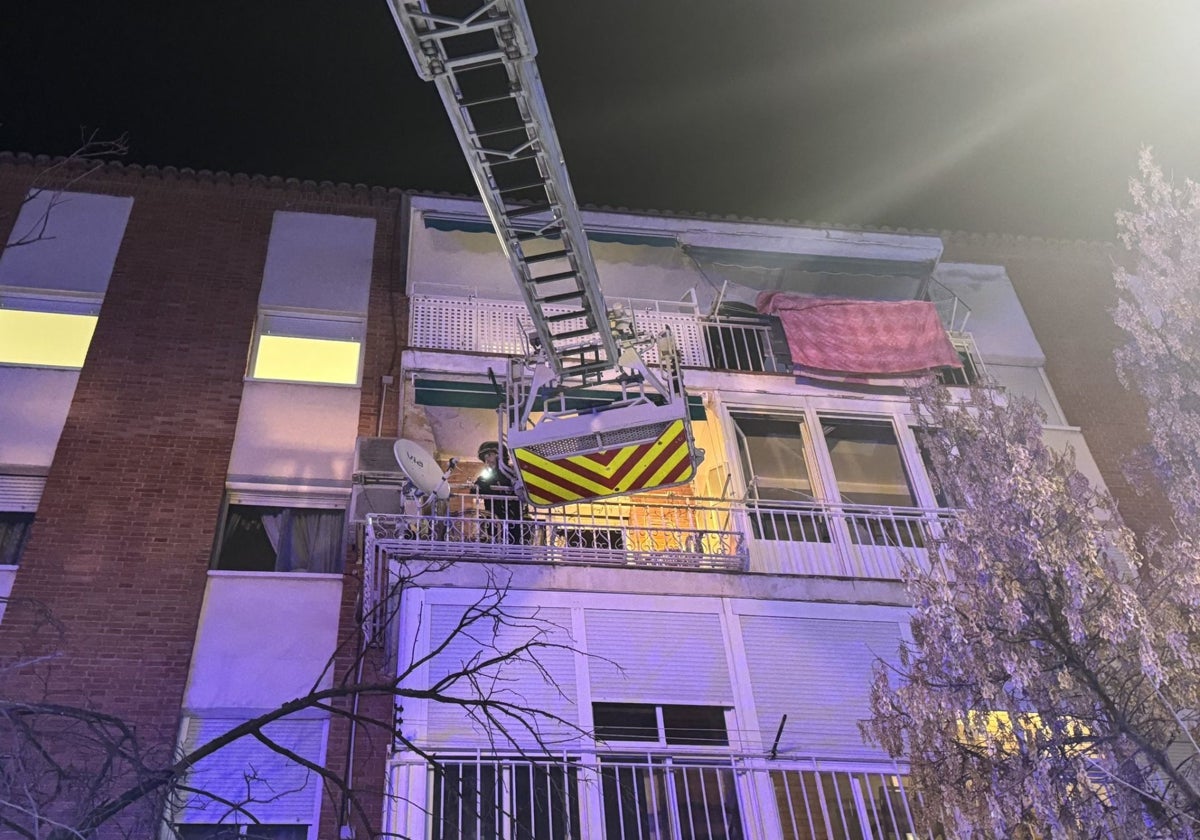 Los bomberos en el bloque afectado por el fuego en Aranjuez