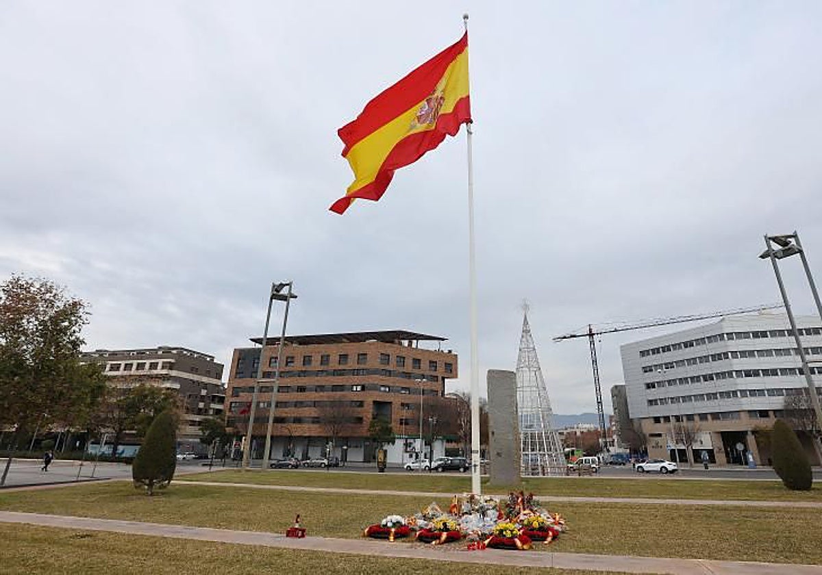 Homenaje bajo la bandera de España en el Vial a los dos militares fallecidos en Cerro Muriano