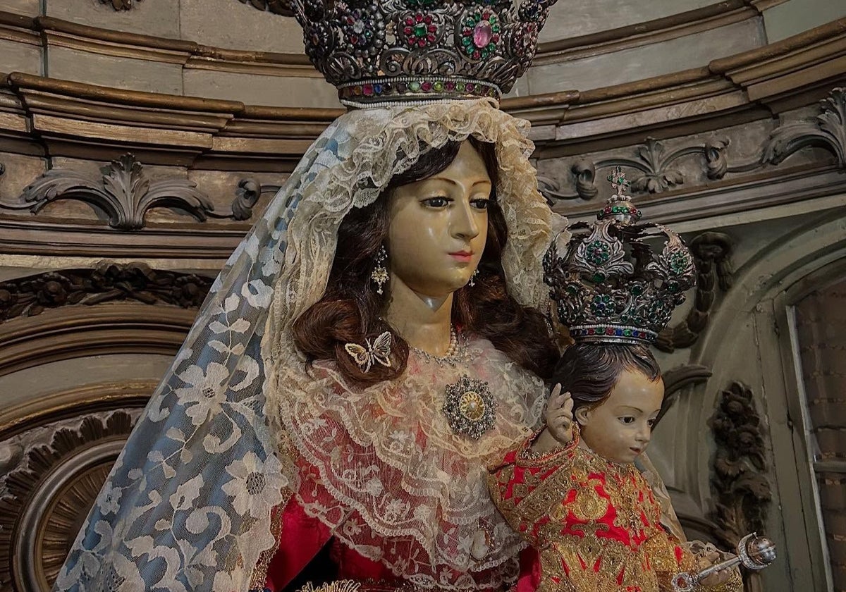 Nuestra Señora del Socorro, ataviada para el tiempo de Navidad