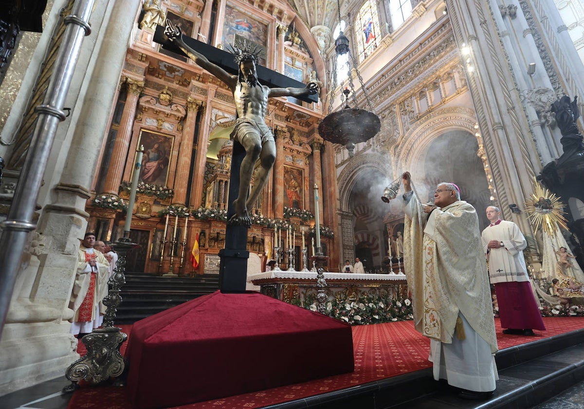 El obispo inciensa al Cristo del Punto, que permanecerá en el altar mayor todo el Año Jubilar