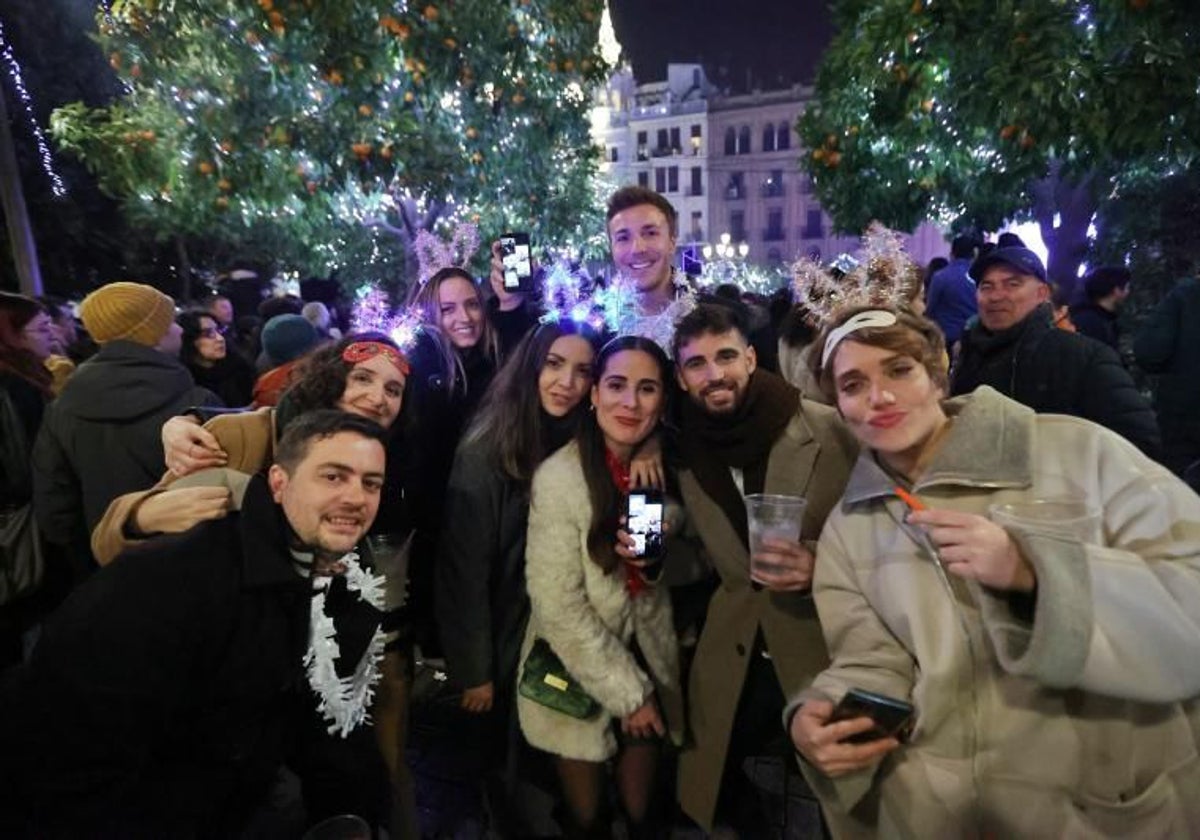 Un grupo de jóvenes celebra las campanadas en la plaza de las Tendillas