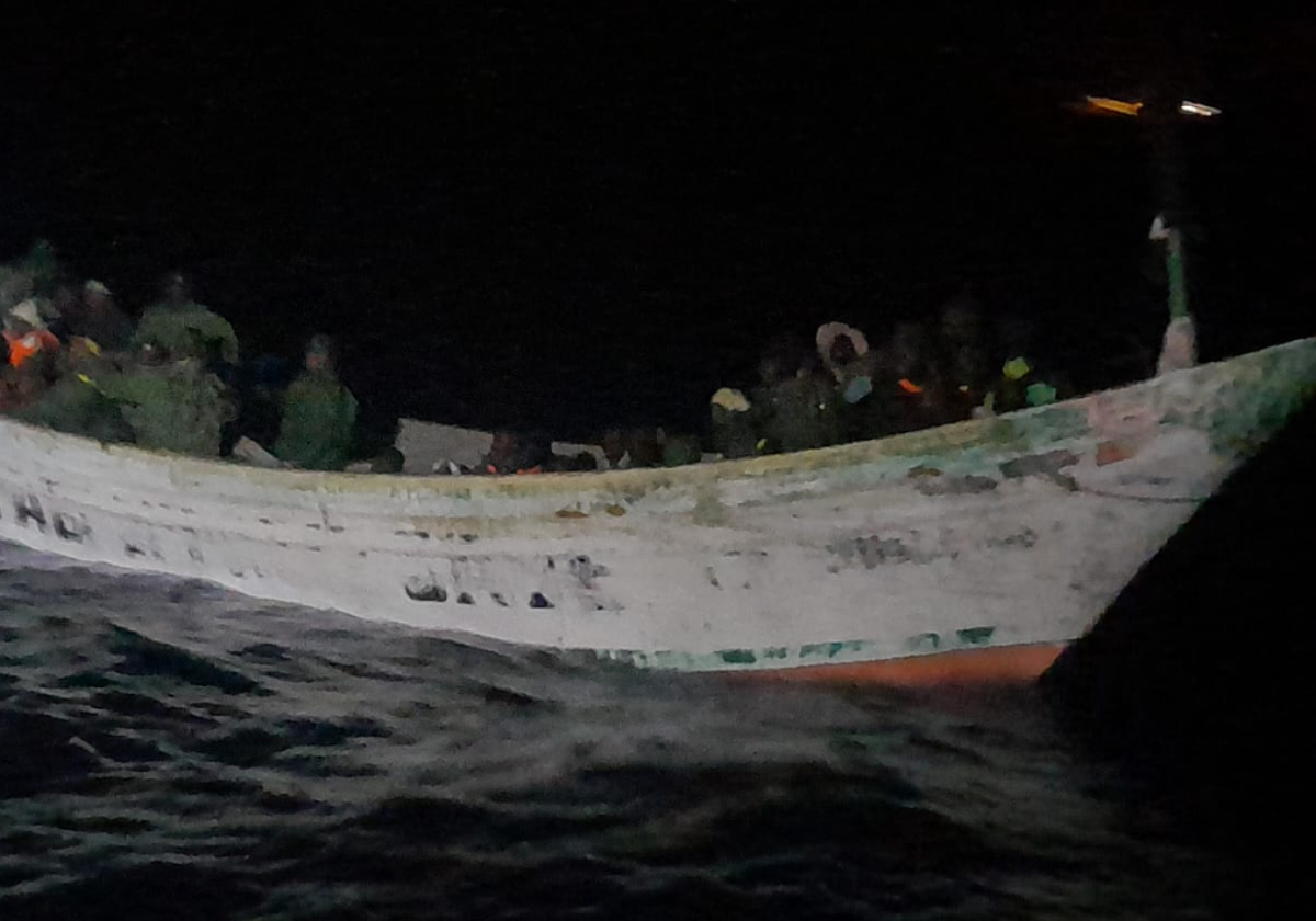 Cayuco localizado en aguas cercanas a Arguineguín, Gran Canaria