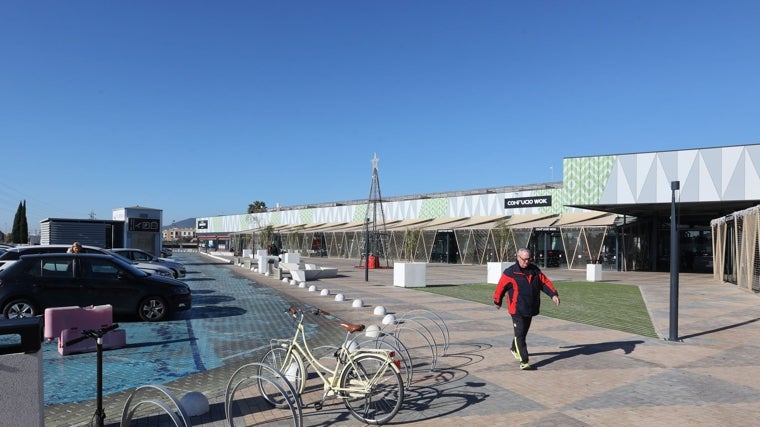 Exterior del renovado centro comercial El Tablero