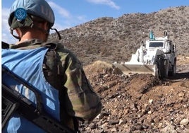 Militares de transmisiones y zapadores de la Brigada de Cerro Muriano trabajan ya abriendo pasos seguros en el Líbano