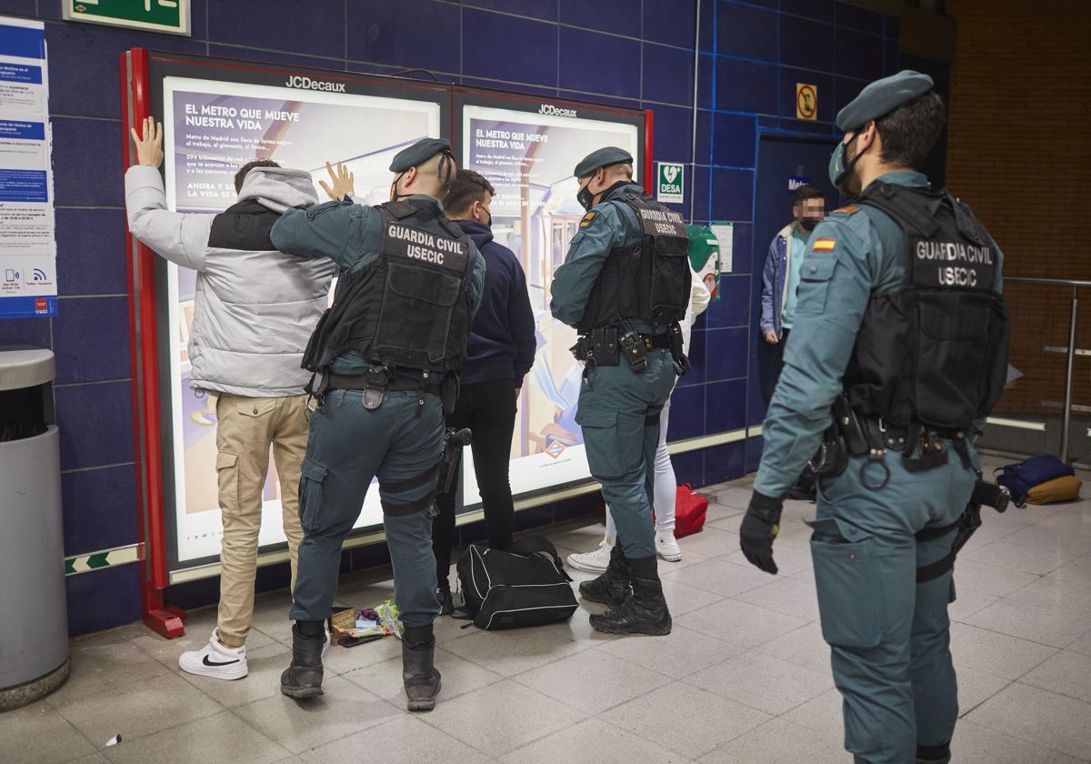 La Guardia Civil identifica a unos jóvenes en el Metro en el inicio del plan contra las bandas latinas en Madrid
