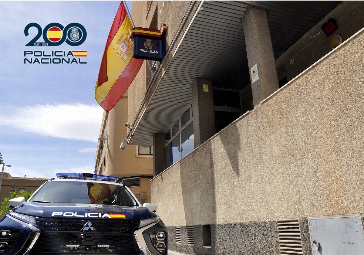 Un coche patrulla de la Policía Nacional aparcado junto a la Comisaría de Elda (Alicante)