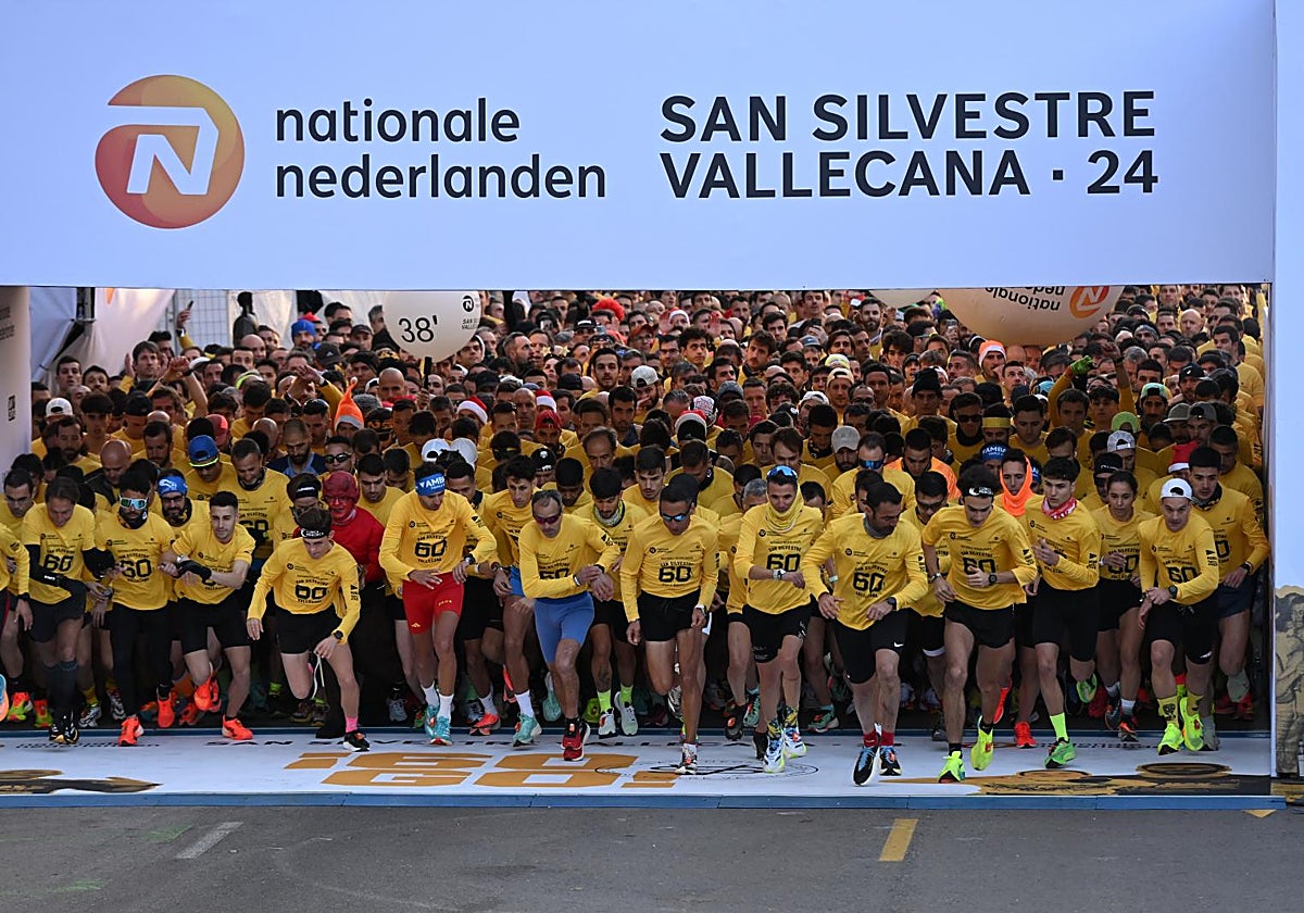 Cientos de personas en la salida de la carrera San Silvestre Vallecana